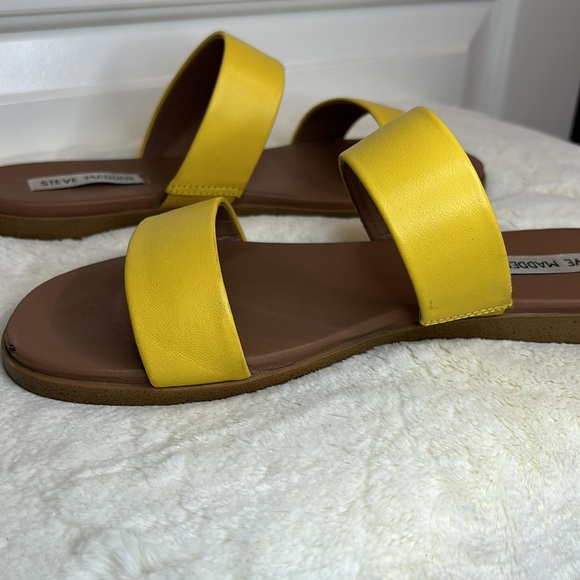 Steve Madden Dual Yellow Sandals - Picture 14 of 16